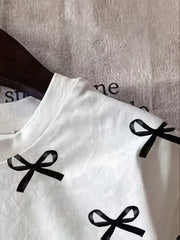 A Casual Minimalist Round-Neck Short-Sleeve T-Shirt